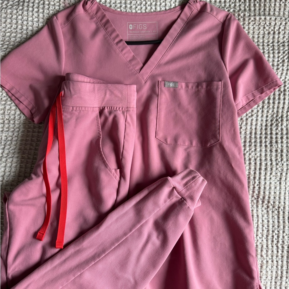 FIGS Women's Pink Scrub Set
